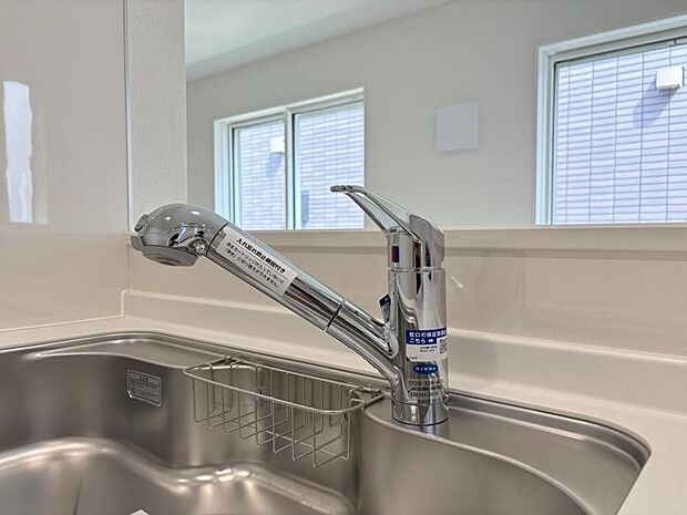 【浄水器一体型水栓】浄水器付きでいつでもおいしい水をいつでも手軽に使えます。飲み水やお料理にも安心ですね