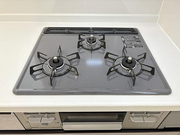 【三ツ口ガスコンロ】煮込み料理をする際にコンロが一つ塞がって他の料理ができなくて時間がかかる！そんな不満を解決してくれる3口コンロは他の調理ができるので捗ります！