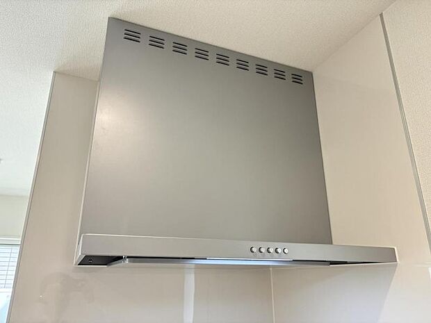 【スリム型レンジフード】稼働時の音が換気扇よりも静か 屋外とダイレクトにつながる換気扇と比べ、音が静かなメリットがあります。