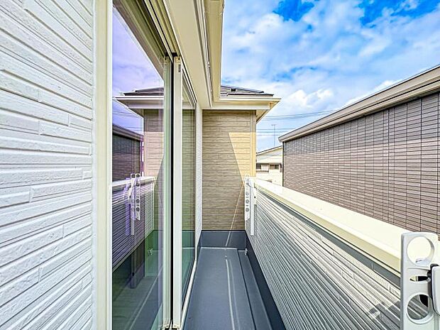 【洗濯物が多くても安心の南面バルコニー】バルコニーは陽当り良好で、たっぷりのお洗濯物もよく乾きます！