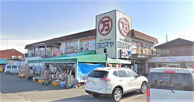 【よろずや 石田店】1400m 昔ながらの商店街にあるようなスーパーです。野菜が安いです。お魚もいつもたくさん並んでいます。