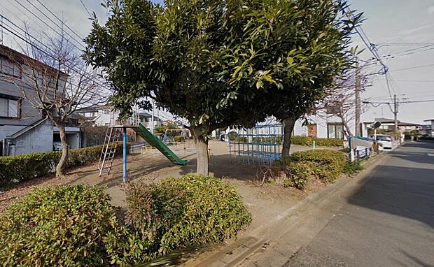 【横手原公園】300m あまり人が来ない公園なので比較的ゆっくりくつろぐ事が出来ます。 遊具などはそこまで多くはないですが十分に楽しめます。