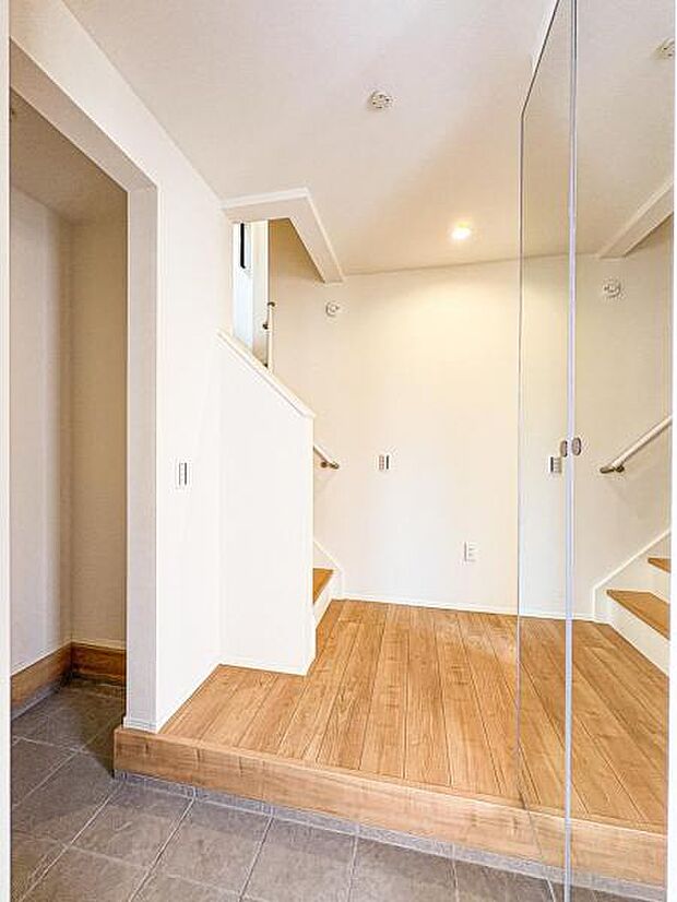 【便利な土間収納付きで収納豊富な玄関】玄関横にシューズインクローク付き、雨具や三輪車を置いても余裕の広さ