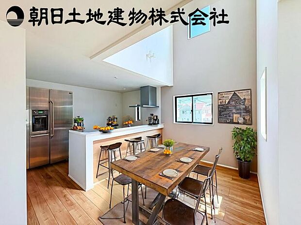 【大型吹抜付きで明るく開放感のあるダイニング】※画像は実際の室内写真を基に家具・調度品の配置例をCG合成したもので、実際とは多少異なります。また、家具等は販売価格に含まれません。