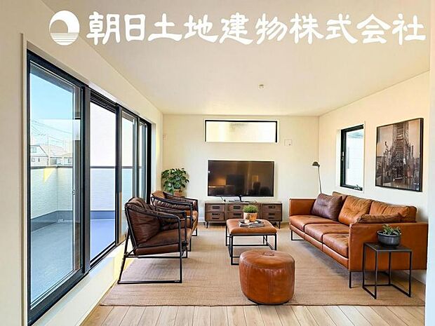 【南向き+大型吹抜付きで明るく開放感のあるリビング:19帖】※画像は実際の室内写真を基に家具・調度品の配置例をCG合成したもので、実際とは多少異なります。また、家具等は販売価格に含まれません。