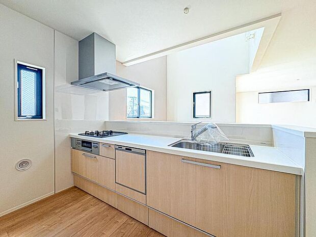 【リビングを見渡せる開放感のある対面式キッチン】対面タイプならキッチン内にいながらご家族やお客様との会話が楽しめます