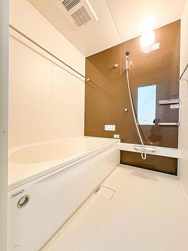 【多機能な一坪タイプの浴室】1坪以上の広い浴室ならお子様と並んで体を洗ってもゆとりがあります♪