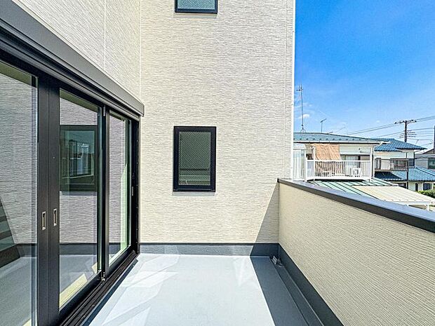 【洗濯物が多くても安心の奥行きのあるバルコニー】大型バルコニーは陽当り良好で、たっぷりのお洗濯物もよく乾きます!