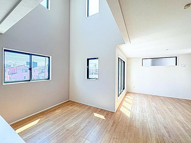 【開放感が増すリビング吹抜け】勾配天井+吹抜け付きで開放感のある空間を演出してくれます♪