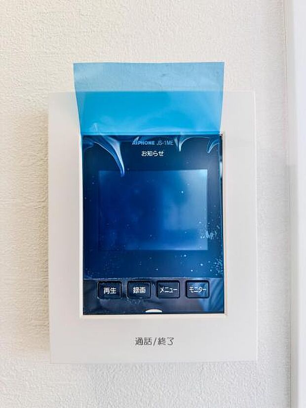 【モニター付きインターフォン】来訪者を映像で確認するシンプルな設備ながらセキュリティ効果はマル。最近は録画機能があるタイプも増え、留守中の訪問者も確認できます!