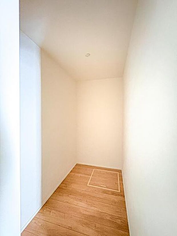 【キッチンパントリー】リビング内にあるパントリーは奥様のプライベート空間!食材の収納庫としても使えます♪利用用途は様々です!