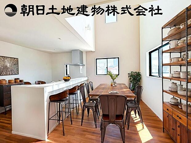 【大型吹抜+南向きで明るく開放感のあるダイニング】※画像は実際の室内写真を基に家具・調度品の配置例をCG合成したもので、実際とは多少異なります。また、家具等は販売価格に含まれません。
