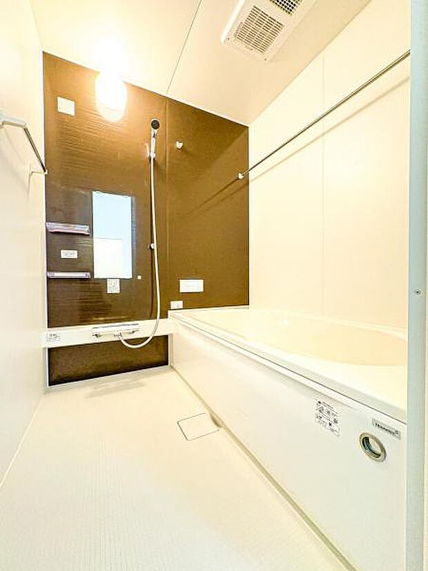 【多機能な一坪タイプの浴室】お子様と一緒に浸かれる広いバスタブで、バスタイムをさらに楽しく♪