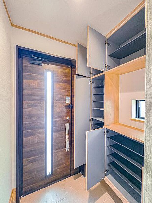 【明るく収納豊富な玄関】可動棚で調整可、ロングブーツやトレッキング靴もすっぽり収まる玄関収納