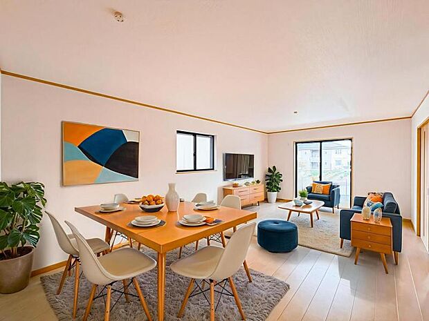 【東南向きで明るく開放感のあるリビング：19帖】※画像は実際の室内写真を基に家具・調度品の配置例をCG合成したもので、実際とは多少異なります。また、家具等は販売価格に含まれません。