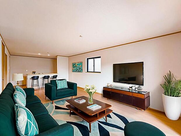 【東南向きで明るく開放感のあるリビング：19帖】※画像は実際の室内写真を基に家具・調度品の配置例をCG合成したもので、実際とは多少異なります。また、家具等は販売価格に含まれません。