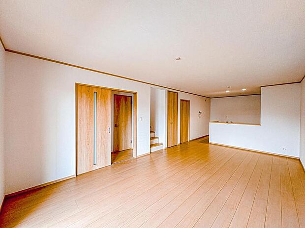 【東南向きで明るく開放感のあるリビング：19帖】お店で見掛けた「あの家具」でも自由に配置できるゆとりのリビング空間。陽だまりが寛ぎの時間を更に素敵に演出致します。