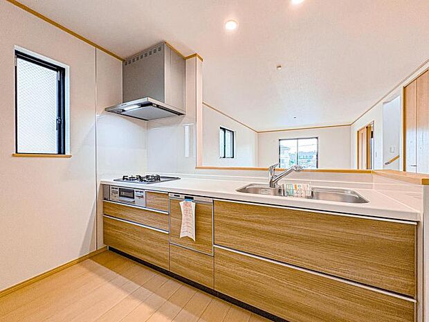 【リビングを見渡せる開放感のある対面式キッチン】対面タイプならキッチン内にいながらご家族やお客様との会話が楽しめます