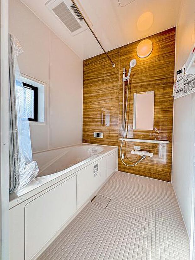 【多機能な一坪タイプの浴室】1坪以上の広い浴室ならお子様と並んで体を洗ってもゆとりがあります♪