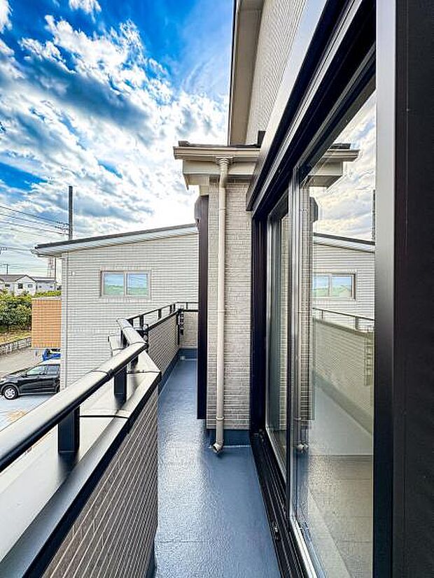 【洗濯物が多くても安心の南面ワイドバルコニー】大型バルコニーは陽当り良好で、たっぷりのお洗濯物もよく乾きます！