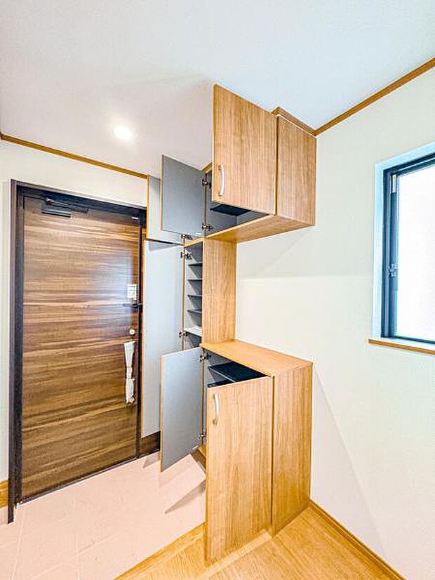 【明るく収納豊富な玄関】可動棚で調整可、ロングブーツやトレッキング靴もすっぽり収まる玄関収納