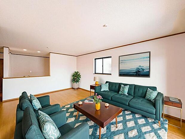 【東南向きで明るく開放感のあるリビング：18帖】※画像は実際の室内写真を基に家具・調度品の配置例をCG合成したもので、実際とは多少異なります。また、家具等は販売価格に含まれません。