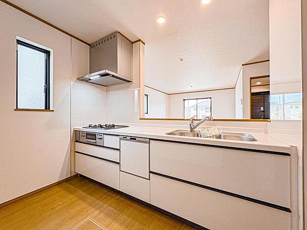 【リビングを見渡せる開放感のある対面式キッチン】対面タイプならキッチン内にいながらご家族やお客様との会話が楽しめます