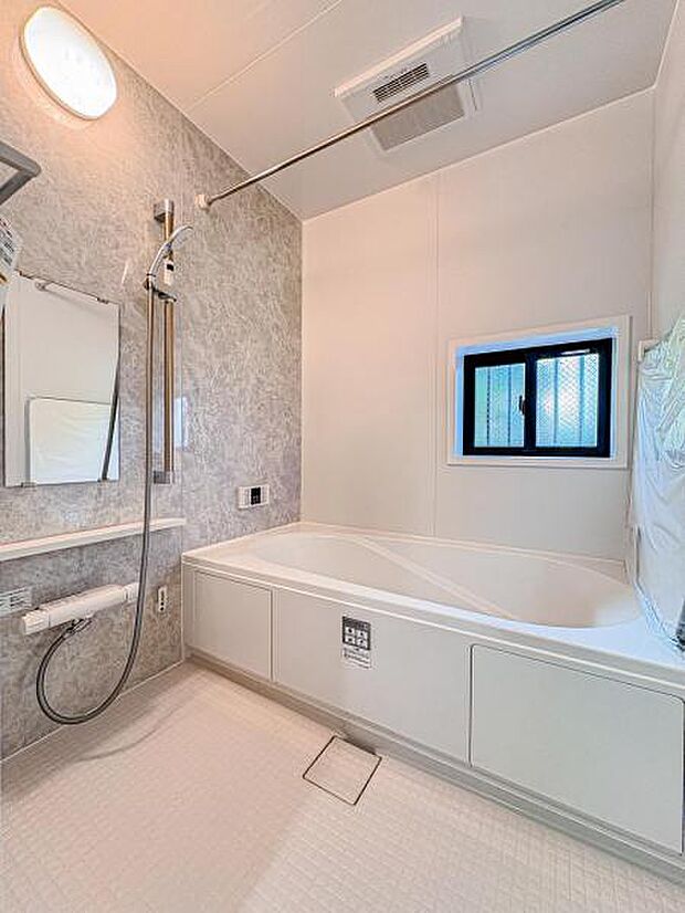 【多機能な一坪タイプの浴室】1坪以上の広い浴室ならお子様と並んで体を洗ってもゆとりがあります♪