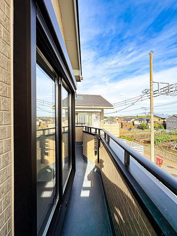 【洗濯物が多くても安心の南面ワイドバルコニー】大型バルコニーは陽当り良好で、たっぷりのお洗濯物もよく乾きます！