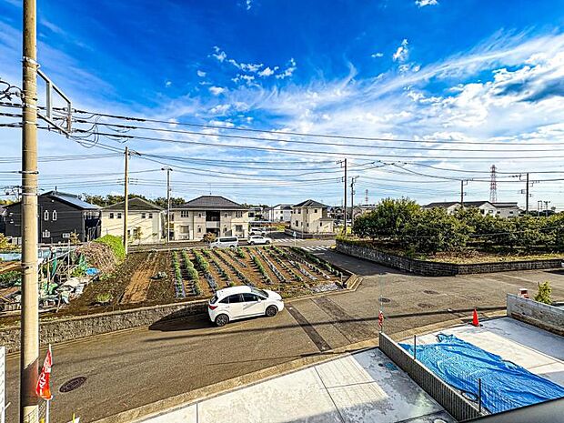 【開放感のあるバルコニーからの眺望】豊かな緑が雑音を消してくれるよう。眺めて景色よく、住んで静かな環境