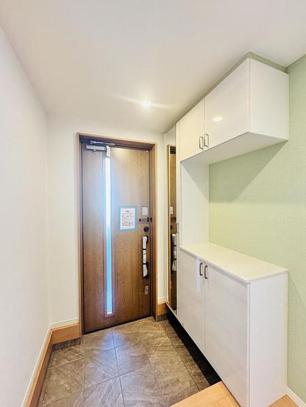 【明るく収納豊富な玄関】