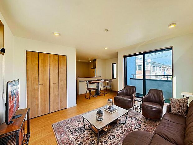 【南東向きで明るく開放感のあるリビング:16帖】広いリビングは家族のだんらんはもちろん、お子様のリビング学習にもぴったり