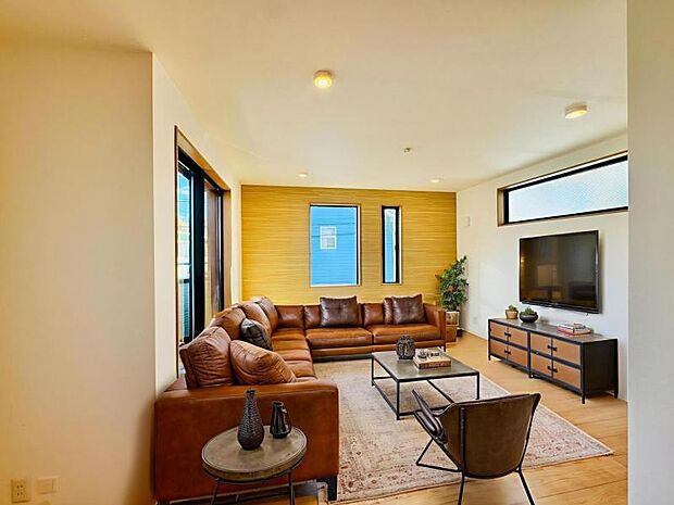 【南東向きで明るく開放感のあるリビング:16帖】広いリビングは家族が自然と集まる居心地の良い空間