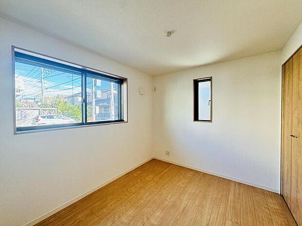 【2面採光で明るい洋室:6帖】窓の数が多く朝から明るい日差しが差し込みます♪