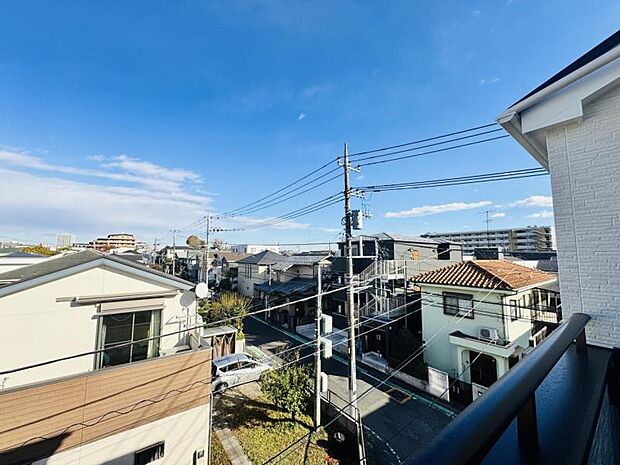 【開放感のあるバルコニーからの眺望】子育て環境にはぴったりな落ち着いた雰囲気の閑静な住宅地