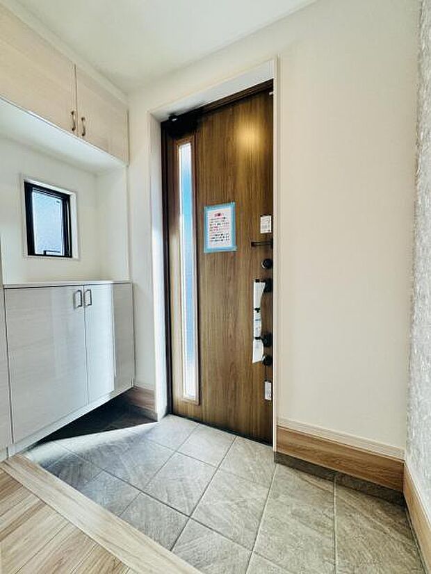 【明るく収納豊富な玄関】家族の履物が全部しまえるワイドな玄関収納