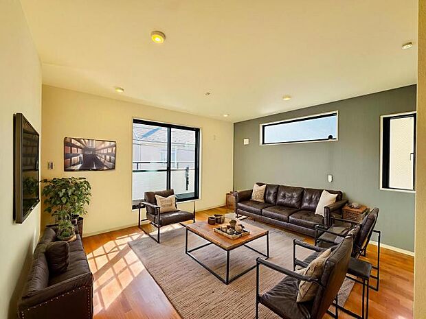 【東南向きで明るく開放感のあるリビング:16帖】広いリビングは家族のだんらんはもちろん、お子様のリビング学習にもぴったり※家具はCG合成の為、付属しません。