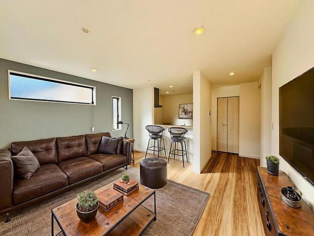 【東南向きで明るく開放感のあるリビング:16帖】広いリビングは家族が自然と集まる居心地の良い空間。※家具はCG合成の為、付属しません。