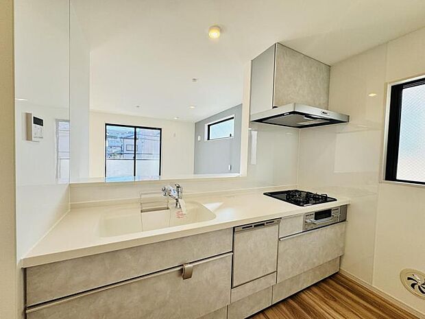 【リビングを見渡せる開放感のある対面式キッチン】リビングで遊ぶお子様にも目が届く、安心感で選ぶなら対面キッチン