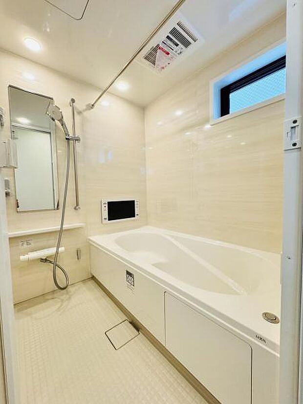 【多機能な一坪タイプの浴室】広々1坪タイプのゆったり浴室ユニット。防カビ抗菌素材なのもうれしい