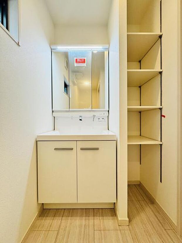 【嬉しい収納豊富な三面鏡洗面台】左右の鏡を開いて三面鏡としても使える大型の鏡を設置。鏡の裏には、洗面用具などを機能的に収納できるスペースを設けています。