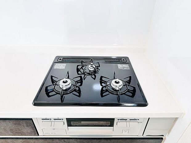 【三ツ口ガスコンロ】煮込み料理をする際にコンロが一つ塞がって他の料理ができなくて時間がかかる!そんな不満を解決してくれる3口コンロは他の調理ができるので捗ります!