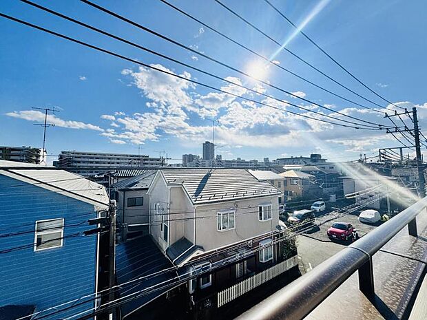 【開放感のあるバルコニーからの眺望】子育て環境にはぴったりな落ち着いた雰囲気の閑静な住宅地