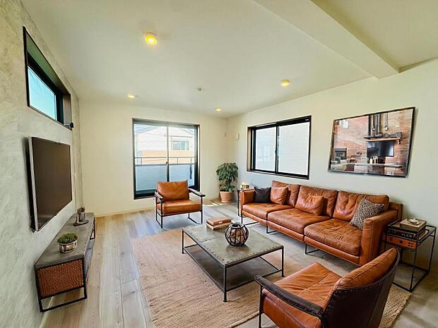 【東南向きで明るく開放感のあるリビング:17帖】広いリビングは家族のだんらんはもちろん、お子様のリビング学習にもぴったり※家具はCG合成の為、付属しません。