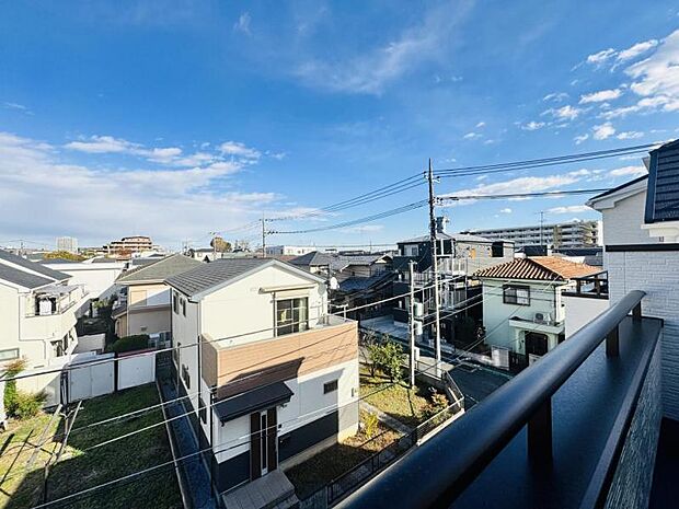 【開放感のあるバルコニーからの眺望】季節の変化を感じながら子育てが出来る自然に囲まれた住宅地