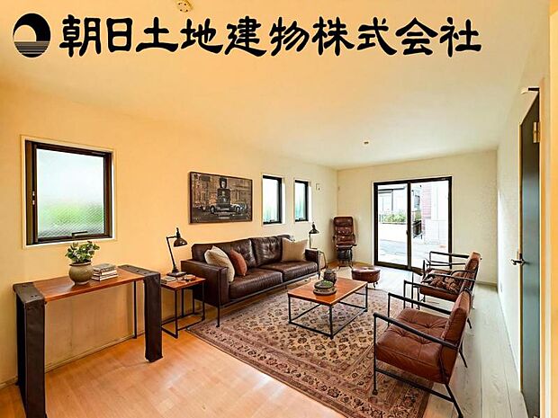 【窓の数が多く開放感のあるリビング:18帖】※画像は実際の室内写真を基に家具・調度品の配置例をCG合成したもので、実際とは多少異なります。また、家具等は販売価格に含まれません。