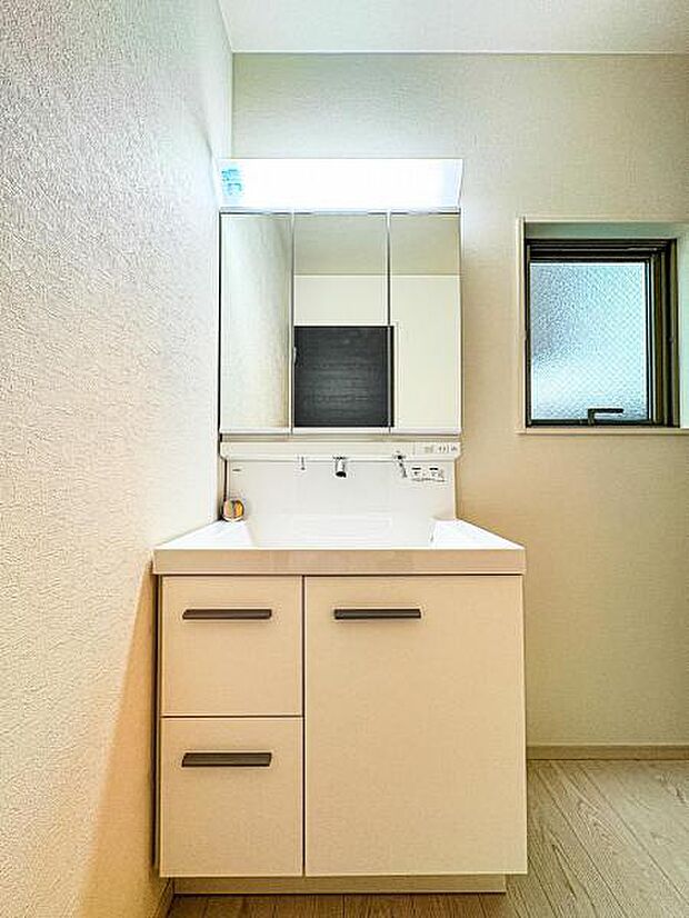 【嬉しい収納豊富な三面鏡洗面台】左右の鏡を開いて三面鏡としても使える大型の鏡を設置。鏡の裏には、洗面用具などを機能的に収納できるスペースを設けています。