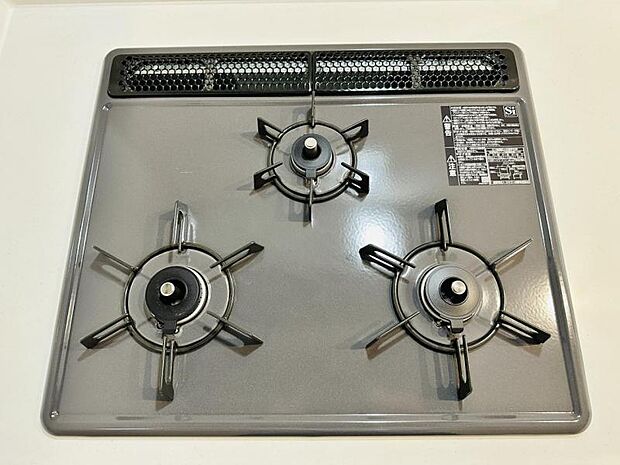 【三ツ口ガスコンロ】煮込み料理をする際にコンロが一つ塞がって他の料理ができなくて時間がかかる!そんな不満を解決してくれる3口コンロは他の調理ができるので捗ります!