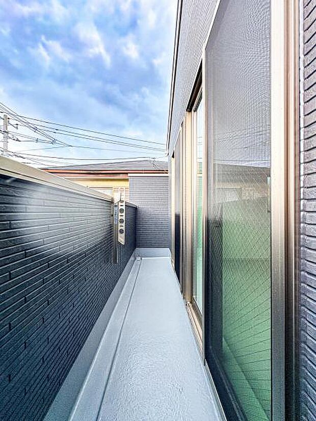 【洗濯物が多くても安心の広々ワイドバルコニー】大型バルコニーは陽当り良好で、たっぷりのお洗濯物もよく乾きます!