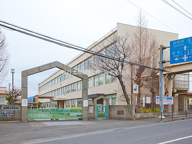 【綾瀬市立綾北小学校】1100m 交差点近くにあり、すぐ隣には交番があります。バス通に面しており、交通の便も良いです。